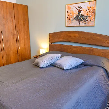 Апартамент Comfortable 2-bedroom Near The Lift By Flat Mаnаger