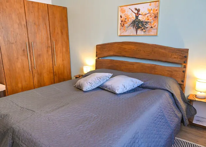 Апартамент Comfortable 2-bedroom Near The Lift By Flat Mаnаger